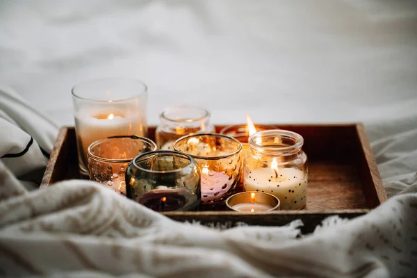 Brennende Kerzen Auf Holztablett Mit Warmem Plaid Bett — Stockfoto