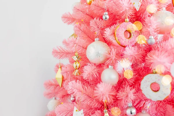 Rosafarbener Weihnachtsbaum Und Weihnachtsschmuck Weiß Und Gold — Stockfoto