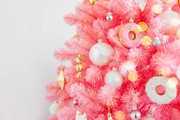 Árbol Navidad Rosa Decoraciones Navideñas Color Blanco Dorado —  Fotos de Stock