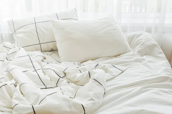 White Bedding Sheets Striped Blanket Pillows — Stock Photo, Image