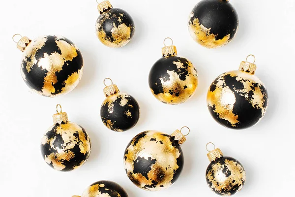 白い背景に黒と黄金のクリスマスボール トップビュー — ストック写真
