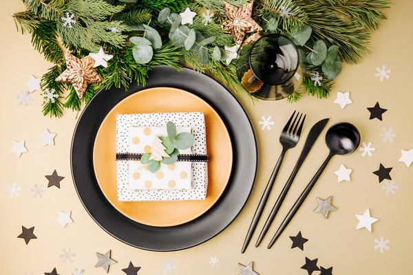 Schwarze Teller Mit Geschenk Und Weihnachtsschmuck Mit Tannenzweigen — Stockfoto