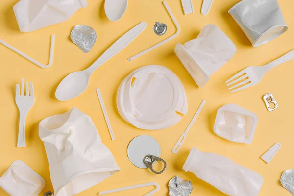 Lebensmittelverpackungen Aus Kunststoff Auf Gelbem Hintergrund — Stockfoto