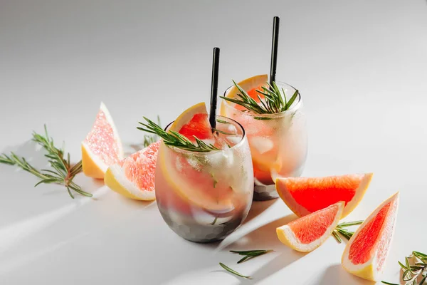 Två Glas Med Grapefrukt Och Rosmarin Cocktails — Stockfoto