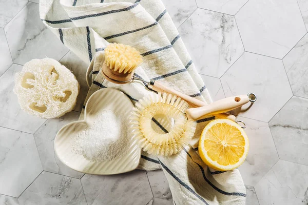 環境に優しい自然洗浄ツールと製品 竹皿ブラシ レモン — ストック写真
