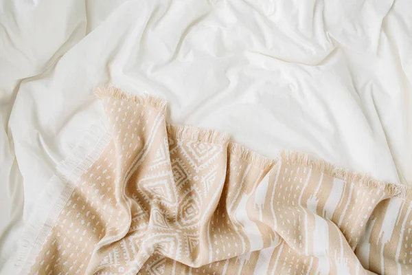Vita Sängkläder Med Varm Pläd Mysig Bakgrund Med Kopierings Utrymme — Stockfoto