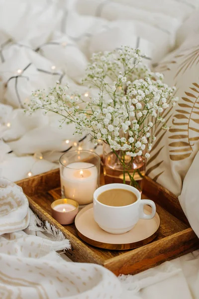 Träbricka Med Kaffe Och Ljus Med Blommor Sängen — Stockfoto