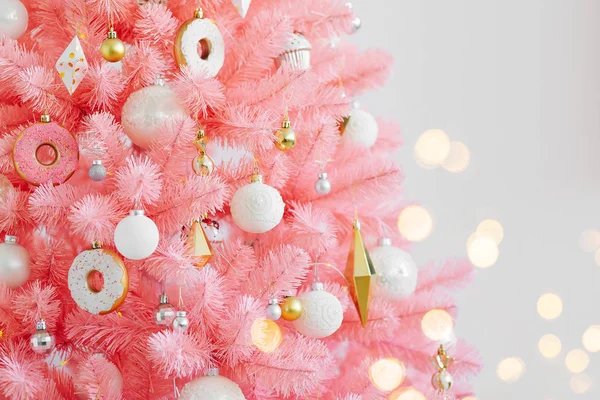 Árbol Navidad Rosa Decoraciones Navideñas Color Blanco Dorado —  Fotos de Stock