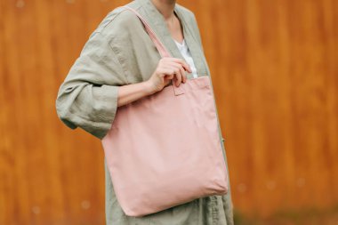 Çanta taşıyan bir kadın. Yeniden kullanılabilir eko çanta. Çevre dostu kavram.