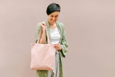 Çanta taşıyan bir kadın. Yeniden kullanılabilir eko çanta. Çevre dostu kavram.