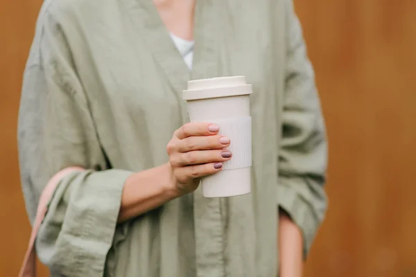 Mujer Sosteniendo Taza Café Reutilizable Concepto Ecológico — Foto de Stock