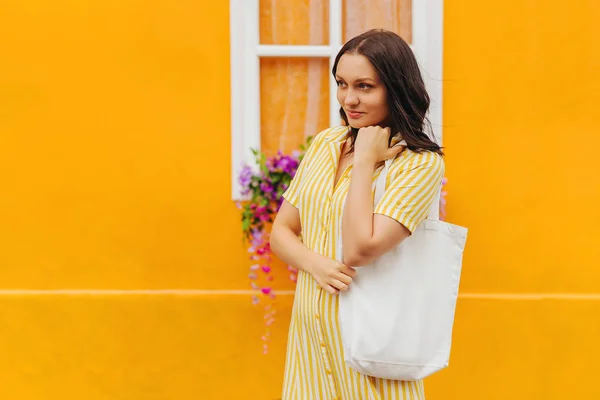 Uma Menina Vestido Amarelo Segurando Bolsa Lona Cidade Saco Ecológico — Fotografia de Stock