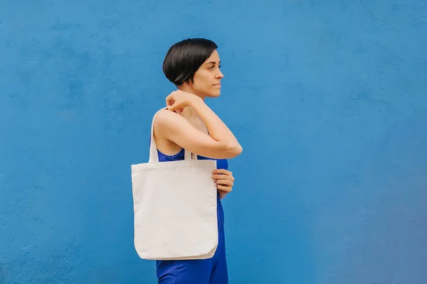 Woman Holding Canvas Tote Bag Bright Blue Background City Reusable — Stock Photo, Image