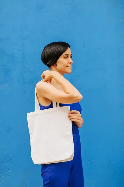 Mulher Segurando Sacola Lona Fundo Azul Brilhante Cidade Saco Ecológico — Fotografia de Stock