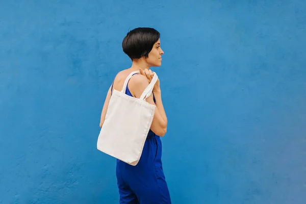 Mulher Segurando Sacola Lona Fundo Azul Brilhante Cidade Saco Ecológico — Fotografia de Stock