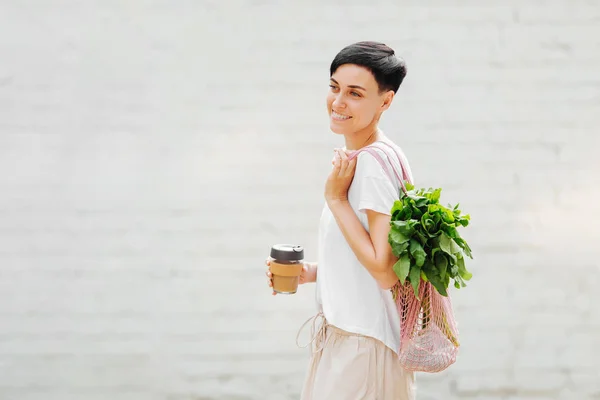 Jovem Mulher Roupas Leves Verão Com Saco Ecológico Legumes Verduras — Fotografia de Stock