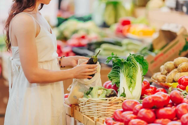 Junge Frau Legt Obst Und Gemüse Baumwolltasche Auf Lebensmittelmarkt Wiederverwendbare — Stockfoto