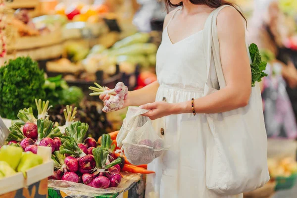 Young Woman Coloca Frutas Legumes Saco Produtos Algodão Mercado Alimentos — Fotografia de Stock