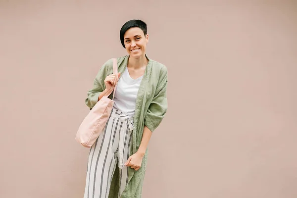 Mujer Joven Con Eco Bag Disfrutando Mañana Concepto Ecológico — Foto de Stock