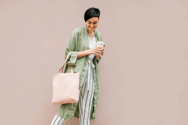 Woman Short Hair Holding Reusable Coffee Cup Eco Bag Enjoying — Stock Photo, Image