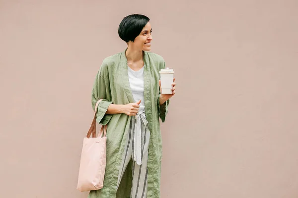 Mulher Com Cabelo Curto Segurando Xícara Café Reutilizável Saco Ecológico — Fotografia de Stock