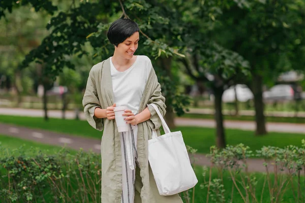 Woman Short Hair Holding Reusable Coffee Cup Eco Bag Enjoying — Stock Photo, Image