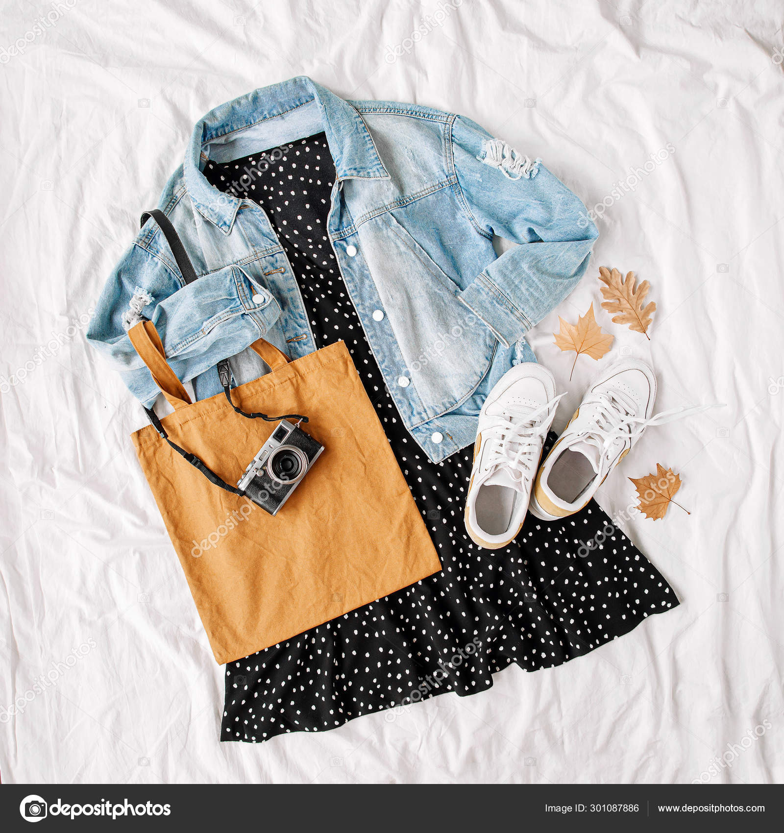 Chaqueta Jean Azul Vestido Negro Zapatillas Con Bolsa Mano Cámara