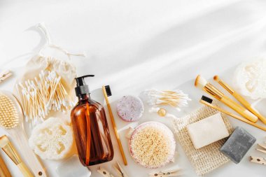 Eko kozmetik ürünler ve araçlar kümesi. Sabun, şampuan şişeleri, bambu diş fırçası, doğal ahşap fırça. Sıfır atık plastik ücretsiz. Sürdürülebilir yaşam tarzı kavramı. 