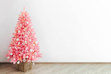 Beyaz iç pembe Noel ağacı ve Noel süslemeleri beyaz ve altın rengi