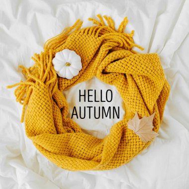 Sarı örme eşarp ile yatak . Rahat arka plan. Sonbahar konsepti.