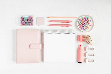 Okul malzemeleri. Pastel renkşık kırtasiye. Düz döşeme, üst görünüm. 