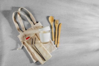 Eko Dostu bambu çatal bıçak takımı, eko çanta ve yeniden kullanılabilir kahve kupa kümesi. Sürdürülebilir bir yaşam tarzı. Plastik ücretsiz kavramı.