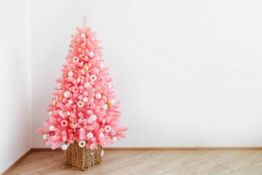 Beyaz iç pembe Noel ağacı ve Noel süslemeleri beyaz ve altın rengi