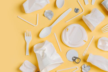 Sarı arka planda gıda plastik ambalaj. Geri Dönüşüm plastik ve ekoloji kavramı. Düz döşeme, üst görünüm