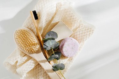 Eko doğal banyo aksesuarları, doğal kozmetik ürünler ve araçlar. Sıfır atık kavramı. Plastik ücretsiz. Düz yatıyordu, en iyi görünümü 