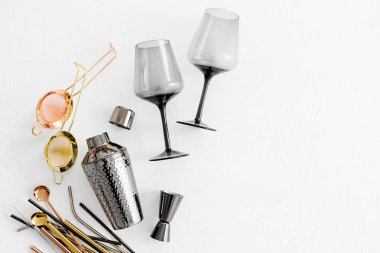 Bar aksesuarları ve kokteyl yapmak için aletler. Titretici, jigger, cam, kaşık ve diğer bar aletleri.