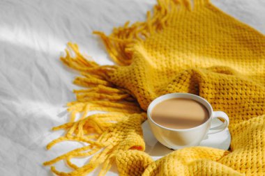 Sıcak ekoseli bir fincan kahve. Sonbahar konsepti.