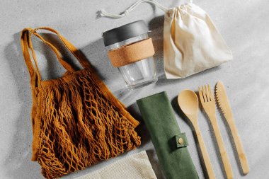 Eko Dostu bambu çatal bıçak takımı, eko çanta ve yeniden kullanılabilir kahve kupa kümesi. Sürdürülebilir bir yaşam tarzı. Plastik ücretsiz kavramı.