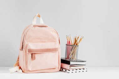 Okul malzemeleriyle dolu sırt çantası ve çalışmak için kitaplar. Okul konseptine geri dönelim. Düz yatış, üst görünüm 