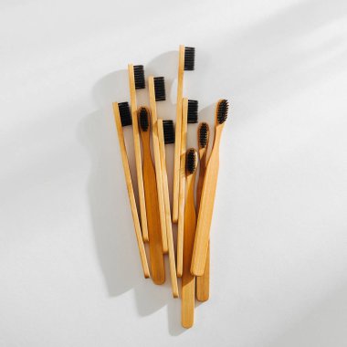 Eko Dostu bambu fırçası banyo temel beyaz arka plan üzerinde siyah kıl ile. Sıfır atık, plastik ücretsiz kavramı. 