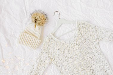 Şapkalı örgü beyaz kazak. Beyaz arka plan üzerinde Sonbahar / kış moda giysiler kolaj. Üst görünüm düz yatıyordu.