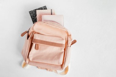 Okul malzemeleriyle dolu sırt çantası ve çalışmak için kitaplar. Okul konseptine geri dönelim. Düz yatış, üst görünüm 