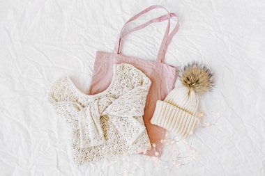 Şapka ve tote çanta ile örgü beyaz kazak. Beyaz arka plan üzerinde Sonbahar / kış moda giysiler kolaj. Üst görünüm düz yatıyordu.