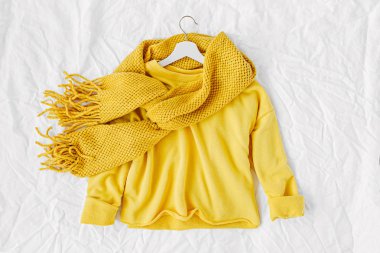 Örgü eşarplı sarı kazak. Beyaz arka plan üzerinde Sonbahar moda giysiler kolaj. Üst görünüm düz yatıyordu. 