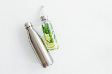 Taze limon ve nane infüzyon su, kokteyl, detoks içecek, yeniden kullanılabilir şişelerde limonata. Yaz içkileri. Sağlık kavramı.