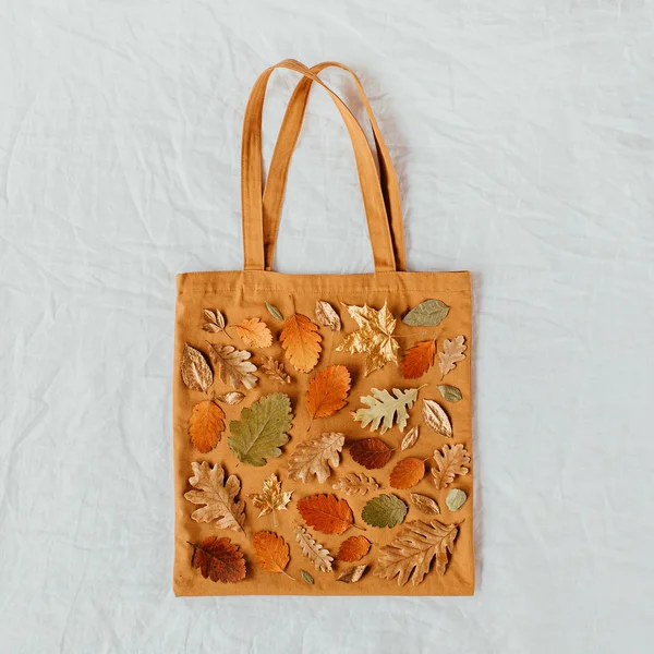 Sonbahar yapraklarından yapılmış desenli eko torbalar. Sonbahar kompozisyonu. Düz döşeme, üst görünüm, kopyalama alanı