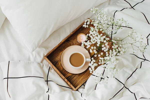 Träbricka Med Kaffe Och Ljus Med Blommor Sängen Vita Lakan — Stockfoto