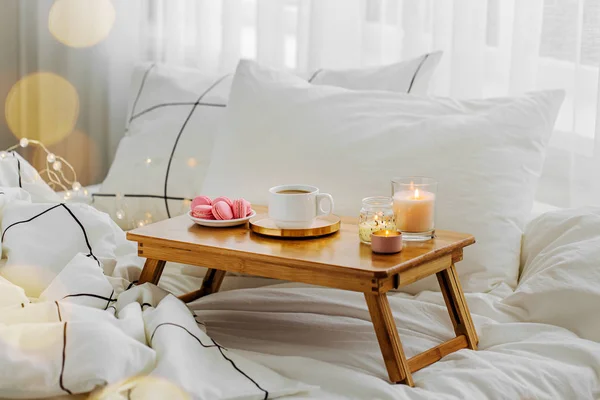 Деревянный Поднос Кофе Свечами Кровати Белые Простыни Полосатым Одеялом Подушкой — стоковое фото