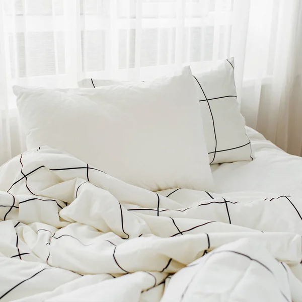 Белые Простыни Полосатым Одеялом Подушкой Грязная Кровать — стоковое фото