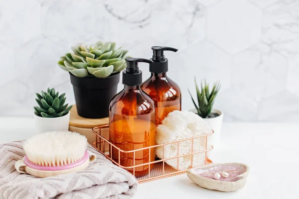 Botol Sabun Dan Sampo Dan Handuk Kapas Dengan Tanaman Hijau — Stok Foto